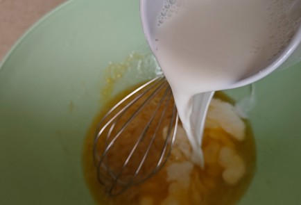 Фото шага рецепта Блины домашние на молоке и кипятке 191384 шаг 5