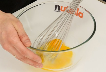 Фото шага рецепта Блины на кефире с бананом Nutella и фисташками 114586 шаг 1  