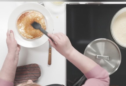 Фото шага рецепта Блины на кефире от кулинара 191349 шаг 13  