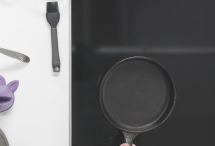 Фото шага рецепта Блины на кефире от кулинара 191349 шаг 8  