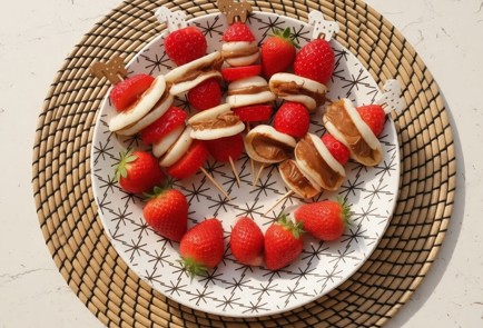 Фото шага рецепта Минипанкейки на шпажках с нутеллой и клубникой 191291 шаг 11