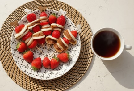 Фото шага рецепта Минипанкейки на шпажках с нутеллой и клубникой 191291 шаг 12