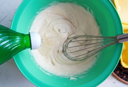 Фото шага рецепта Минипанкейки на шпажках с нутеллой и клубникой 191291 шаг 4