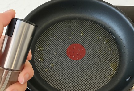 Фото шага рецепта Минипанкейки на шпажках с нутеллой и клубникой 191291 шаг 5