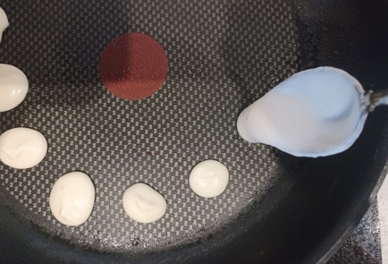 Фото шага рецепта Минипанкейки на шпажках с нутеллой и клубникой 191291 шаг 6