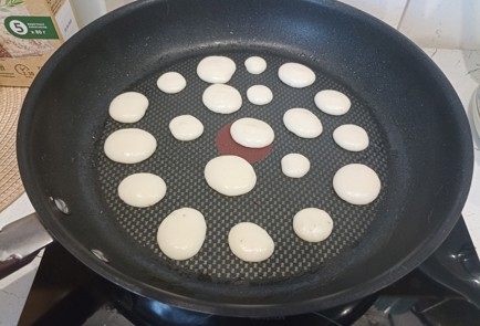 Фото шага рецепта Минипанкейки на шпажках с нутеллой и клубникой 191291 шаг 7