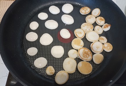 Фото шага рецепта Минипанкейки на шпажках с нутеллой и клубникой 191291 шаг 8