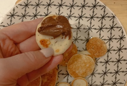 Фото шага рецепта Минипанкейки на шпажках с нутеллой и клубникой 191291 шаг 9