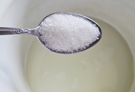 Фото шага рецепта Блины на сыворотке 191297 шаг 2