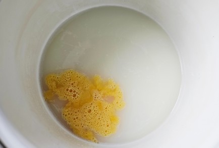 Фото шага рецепта Блины на сыворотке 191297 шаг 4