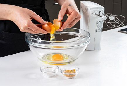 Фото шага рецепта Блины на темном пиве 191365 шаг 2