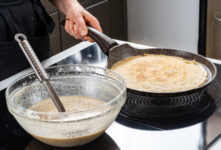 Фото шага рецепта Блины на темном пиве 191365 шаг 8