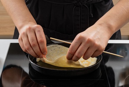 Фото шага рецепта Блины с авокадо и лососем 175570 шаг 11  