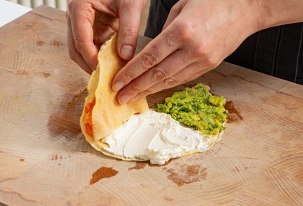 Фото шага рецепта Блины с авокадо и лососем 175570 шаг 12  