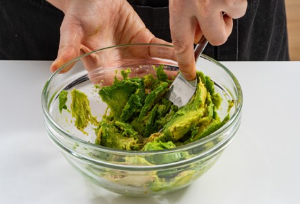 Фото шага рецепта Блины с авокадо и лососем 175570 шаг 7  