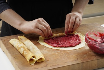 Фото шага рецепта Блины с брусникой и белым шоколадом 153237 шаг 10  