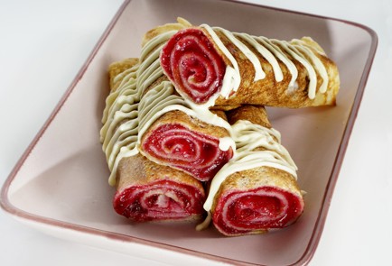 Фото шага рецепта Блины с брусникой и белым шоколадом 153237 шаг 12  