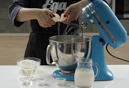 Фото шага рецепта Блины с брусникой и белым шоколадом 153237 шаг 2  