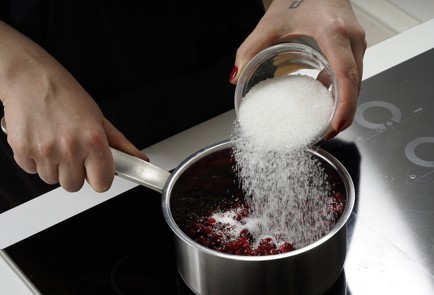 Фото шага рецепта Блины с брусникой и белым шоколадом 153237 шаг 3  