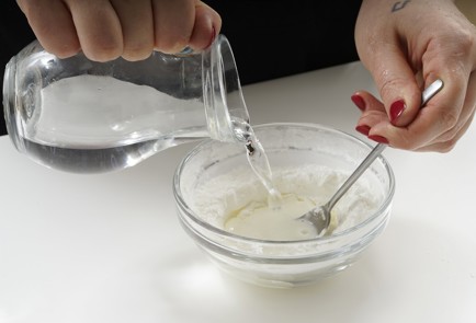 Фото шага рецепта Блины с брусникой и белым шоколадом 153237 шаг 4  