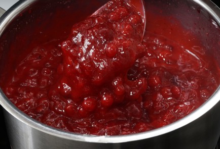 Фото шага рецепта Блины с брусникой и белым шоколадом 153237 шаг 6  