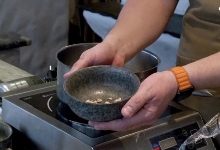 Фото шага рецепта Блины с дырочками от шефповара 191352 шаг 2  