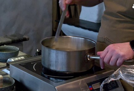 Фото шага рецепта Блины с дырочками 153261 шаг 2  