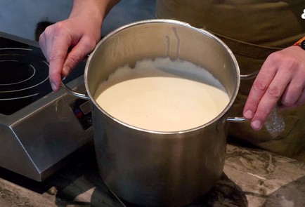 Фото шага рецепта Блины с дырочками 153261 шаг 5  