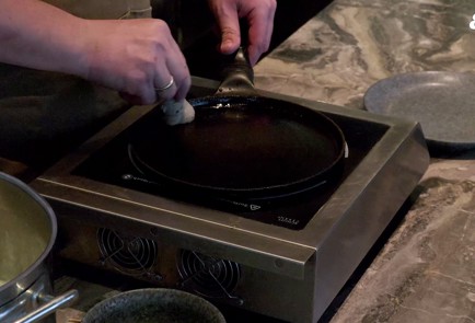 Фото шага рецепта Блины с дырочками 153261 шаг 6  