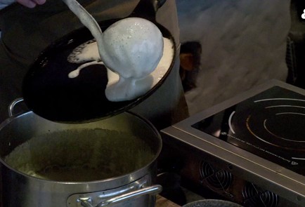 Фото шага рецепта Блины с дырочками 153261 шаг 7  