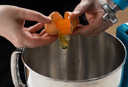 Фото шага рецепта Блины с творогом 140602 шаг 1  