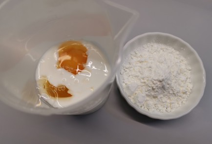 Фото шага рецепта Блины с колбасой и сыром 175592 шаг 2  