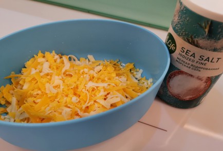 Фото шага рецепта Блины с колбасой и сыром 175592 шаг 5  