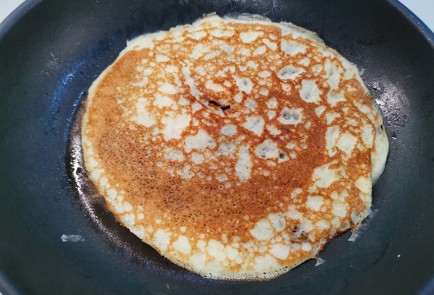 Фото шага рецепта Блины с колбасой и сыром 175592 шаг 8  