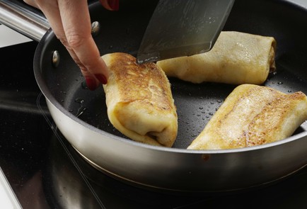 Фото шага рецепта Блины с копченой рыбой 153236 шаг 11  