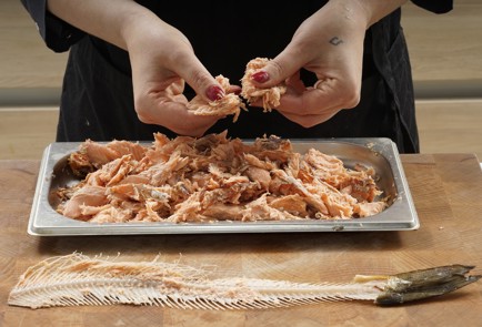 Фото шага рецепта Блины с копченой рыбой 153236 шаг 4  