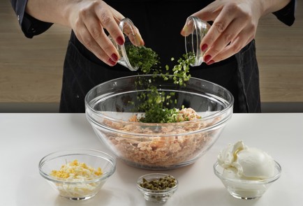 Фото шага рецепта Блины с копченой рыбой 153236 шаг 7  