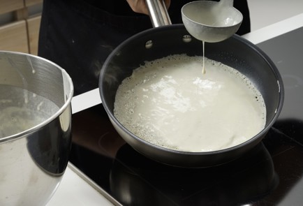 Фото шага рецепта Блины с копченой рыбой 153236 шаг 9  