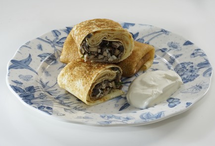 Фото шага рецепта Блины с курицей и грибами 152856 шаг 10