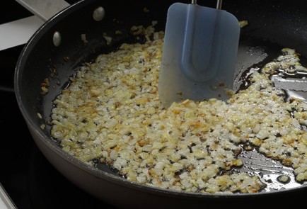 Фото шага рецепта Блины с курицей и грибами 152856 шаг 4