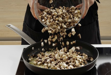 Фото шага рецепта Блины с курицей и грибами 152856 шаг 5