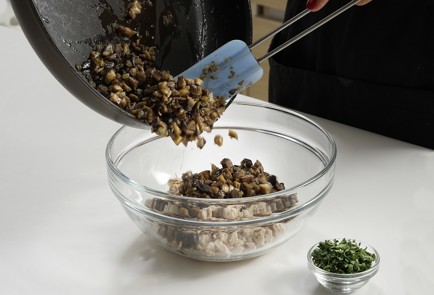 Фото шага рецепта Блины с курицей и грибами 152856 шаг 8