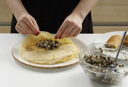 Фото шага рецепта Блины с курицей и грибами 152856 шаг 9