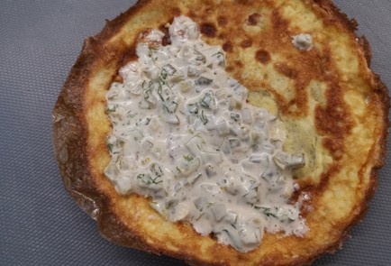 Фото шага рецепта Блины с лососем и соусом тартар 175530 шаг 10  