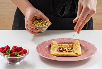 Фото шага рецепта Блины с малиной и фисташкой 175572 шаг 13  