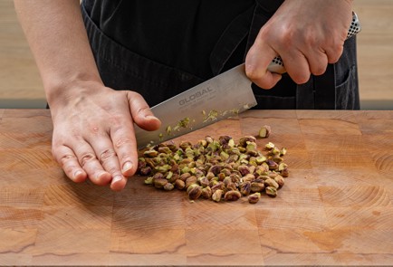 Фото шага рецепта Блины с малиной и фисташкой 175572 шаг 9  