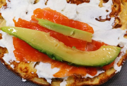 Фото шага рецепта Блины с семгой и авокадо 175531 шаг 12  