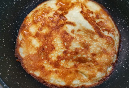 Фото шага рецепта Блины с семгой и авокадо 175531 шаг 6  