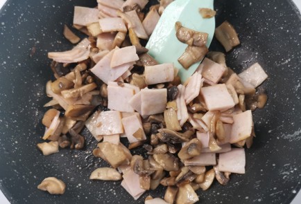 Фото шага рецепта Блины с ветчиной и грибами 175591 шаг 10  