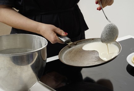 Фото шага рецепта Блины с ветчиной и сыром 153244 шаг 5  